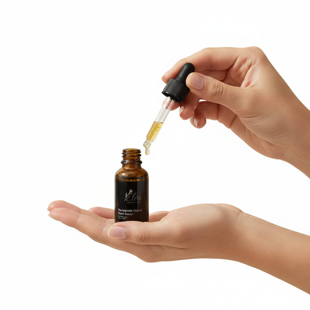 Application sérum niacinamide visage – quelques gouttes dans la paume de la main